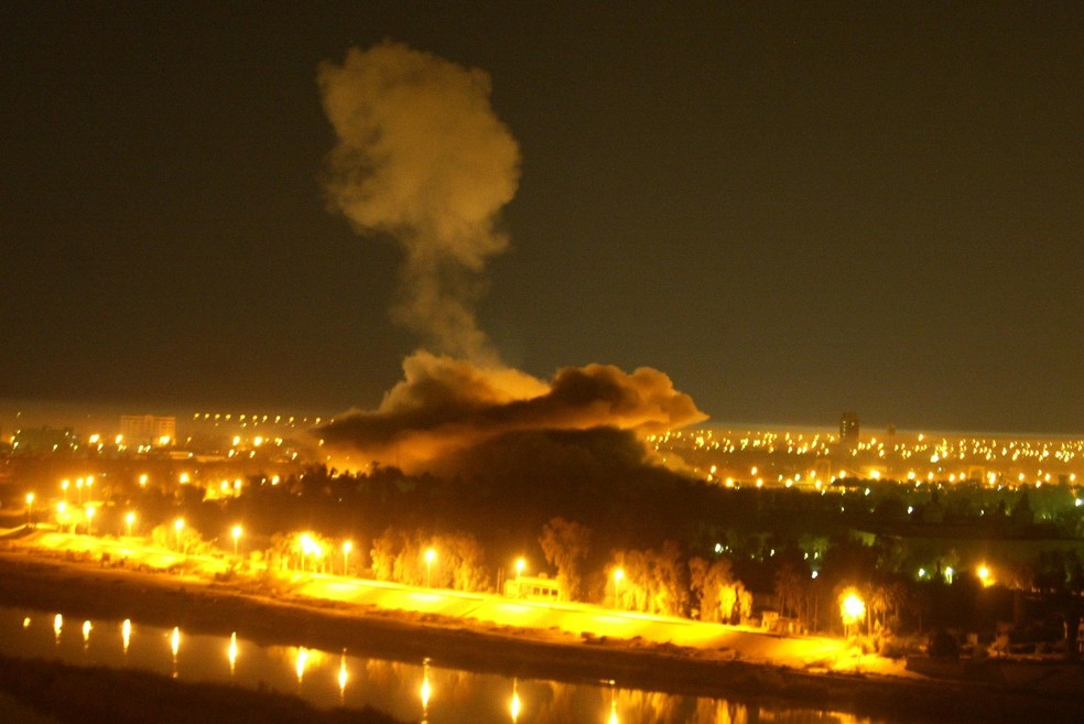 Coluna de fumaça é vista no palácio presidencial de Saddam Hussein, em Bagdá, após bombardeio dos EUA — Foto: Karim Sahib/AFP
