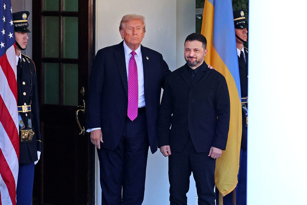 Presidente dos EUA, Donald Trump, ao lado do presidente da Ucrânia, Volodymyr Zelensky, na Casa Branca — Foto: TOM BRENNER / AFP
