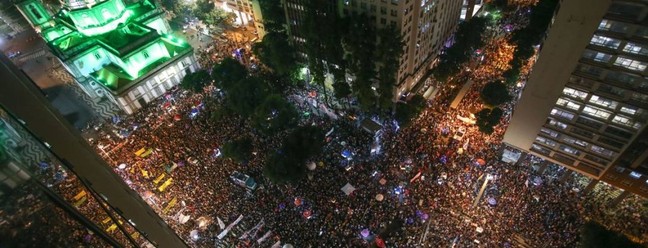 Manifestantes lotam a Avenida Presidente Vargas, no centro do Rio. Estudantes, professores e profissionais da educação voltaram às ruas de todo o país nesta quinta-feira, 30 de maio, em manifestações em defesa da educação e contra a reforma da PrevidênciaAgência O Globo