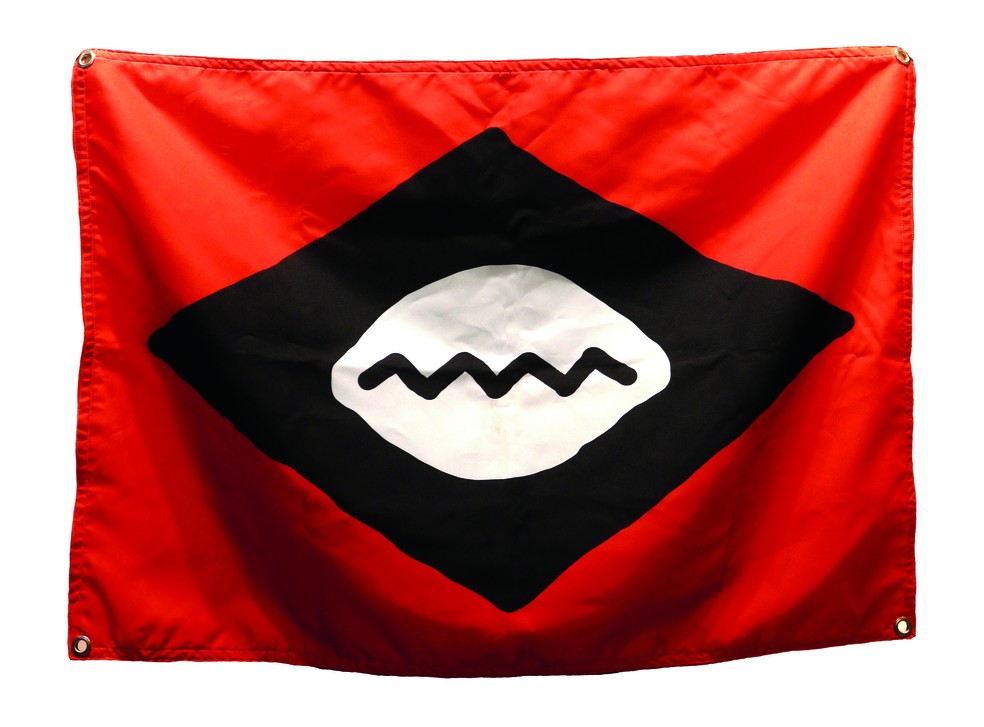 'Bandeira Mulamba' (2019), impresso sobre tecido de Mulambö, uma das obras da mostra — Foto: Divulgação