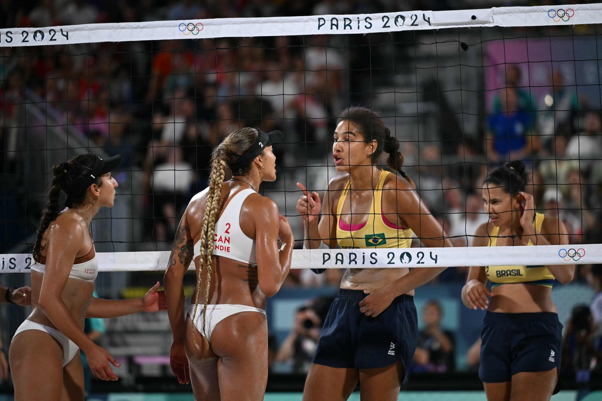 The voice actor shows a discussion between the Brazilian and the Canadian during the beach volleyball final