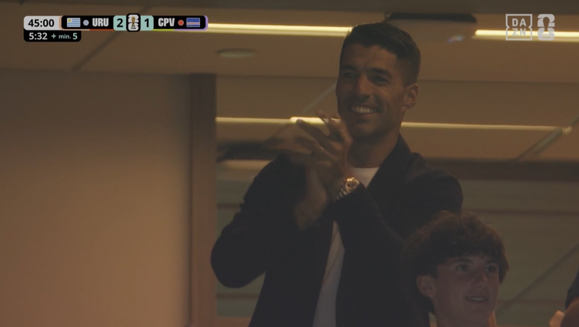 Suárez surpreende ao assistir jogo do Uruguai com camisa de De La Cruz e agita a Nação