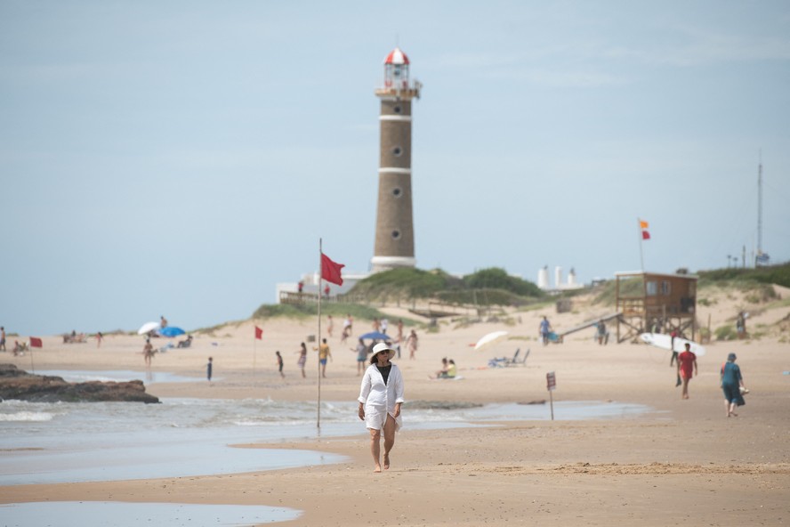 Turista caminha pela praia em José Ignacio, no Uruguai: cidade à beira-mar passou de vilarejo de pescadores a destino sofisticado em algumas décadas