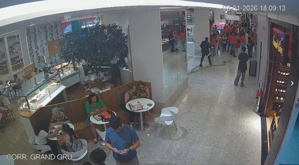 Combate ao incêndio no shopping Tijuca — Foto: Reprodução