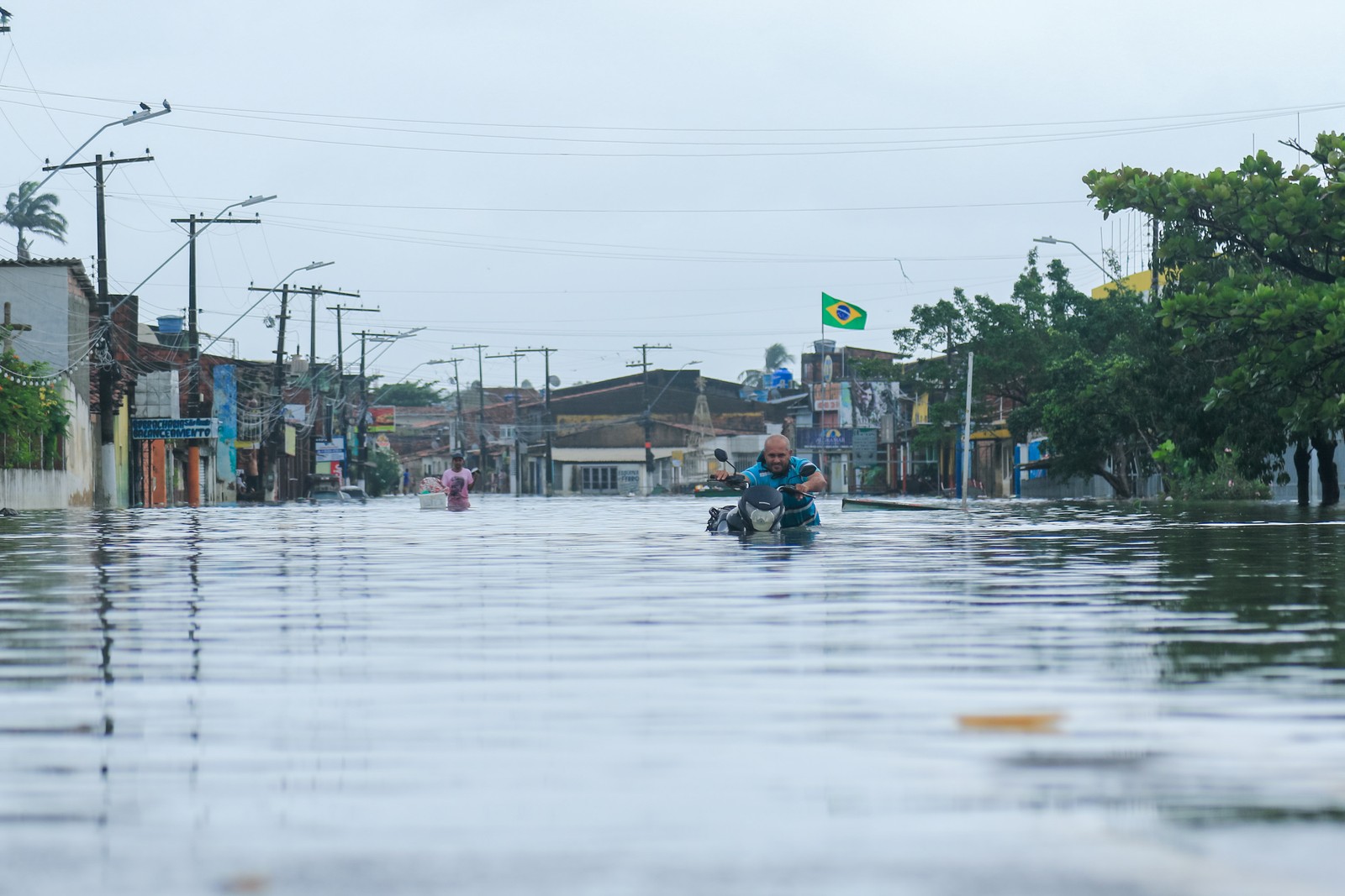 Em Maceió, os bairro próximos à Lagoa Mundau ficaram alagados. Mais da metade dos municípios alagoanos declararam estado de emergência — Foto: Pei Fon/Zimel Press