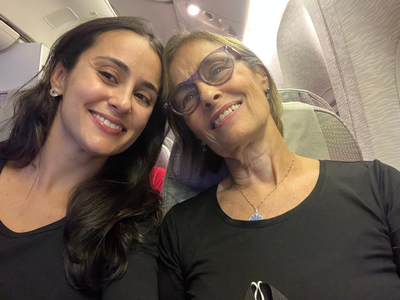 Brasileira relata tensão dentro de avião que ia para Dubai e deu meia volta após ataques no Irã