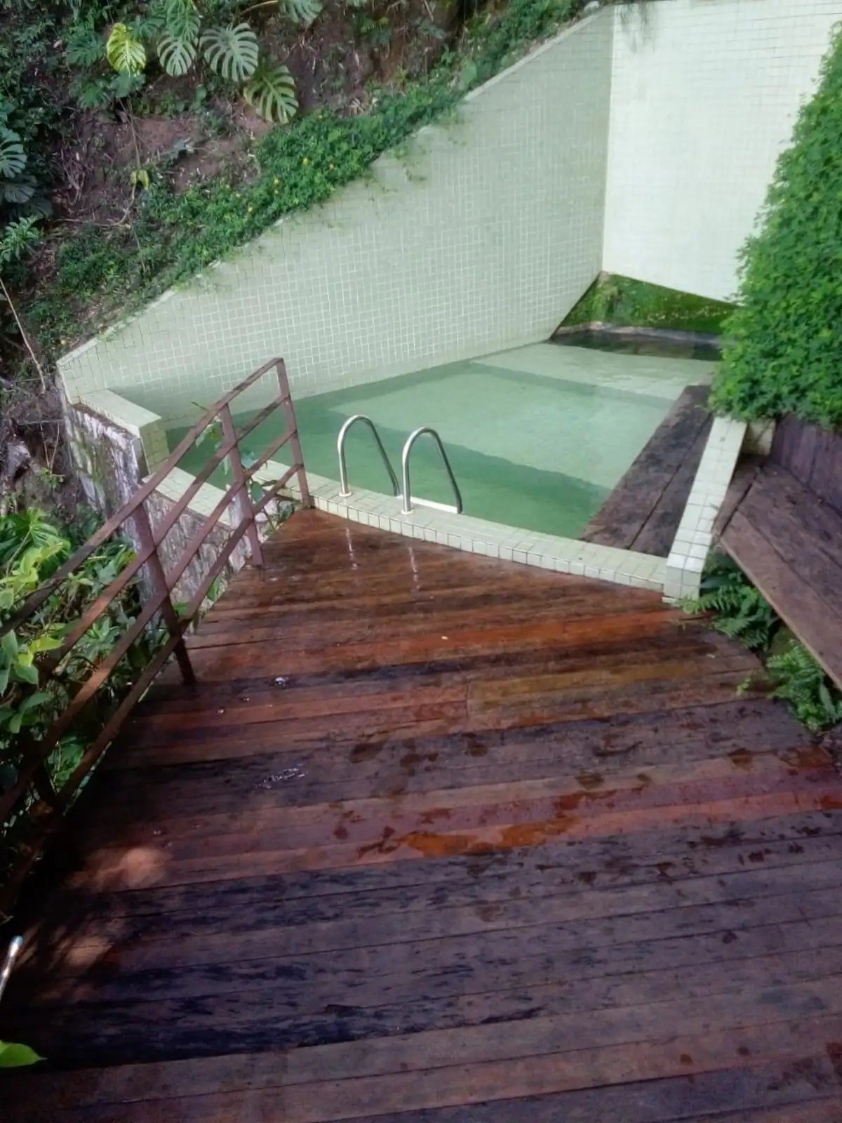 A piscina de água natural da casa de Caio Blat — Foto: Reprodução/Airbnb