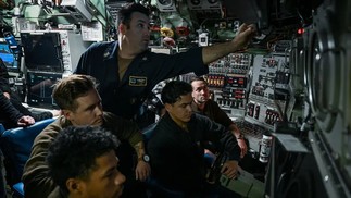 Chief Petty Officer Jacob Green, head of the submarine Hampton, supervises two helmsmen in delicate maneuvers to maneuver and dive the submarine under the ice — Photo: NYT/Kenny Holston