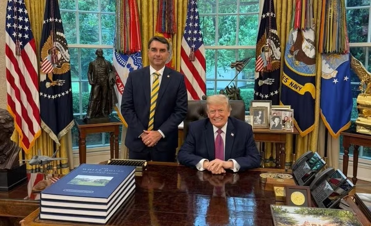 Flávio Bolsonaro diz que pediu a Trump para poupar empresas brasileiras de  tarifaço