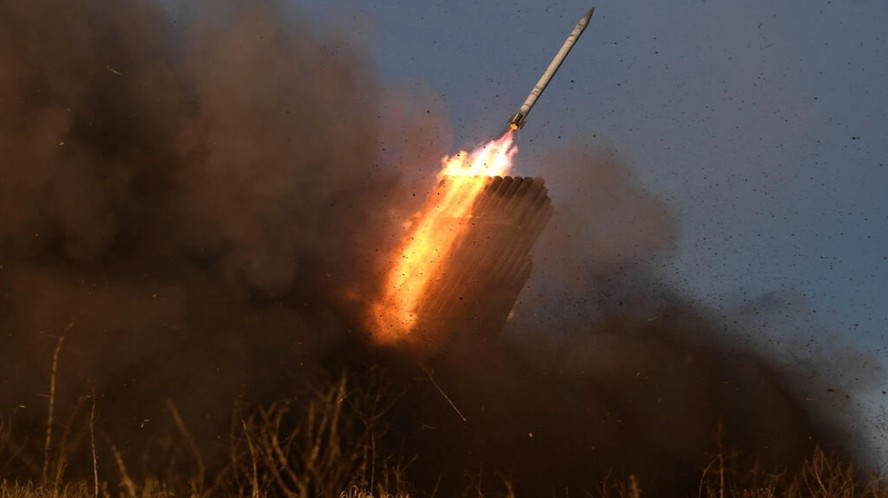 Lançadores de foguetes da era soviética são utilizados pelo exército ucraniano contra a Rússia