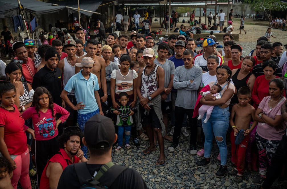 Dezenas aguardam instruções para travessia da selva de Darién — Foto: Federico Rios / NYT