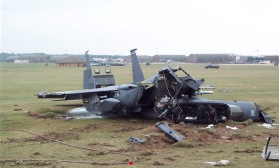 Destroços do suposto caça não identificado que caiu em território do Kuwait