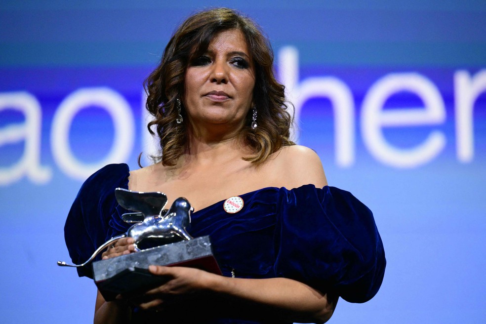 Kaouther Ben Hania com oLeãodede do do do do do do do "The voice of Hind Rajab"No Veneza Festival - Foto: Tiziana Fabi / AFP