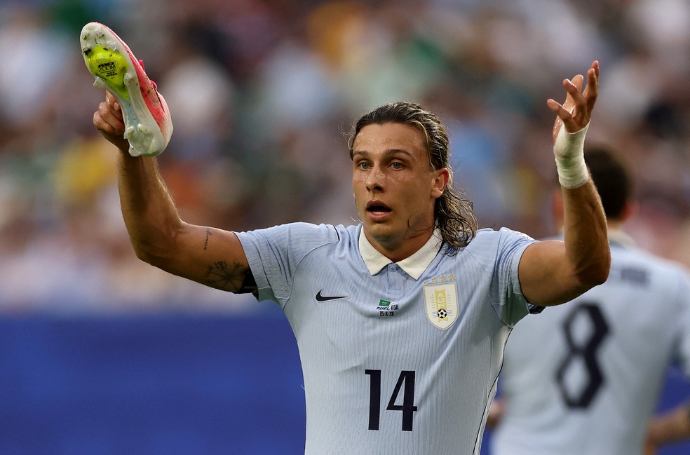 Canobbio chegou a ter a chuteira arrancada após levar entrada em estreia do Uruguai na Copa do Mundo 2026 — Foto: AFP