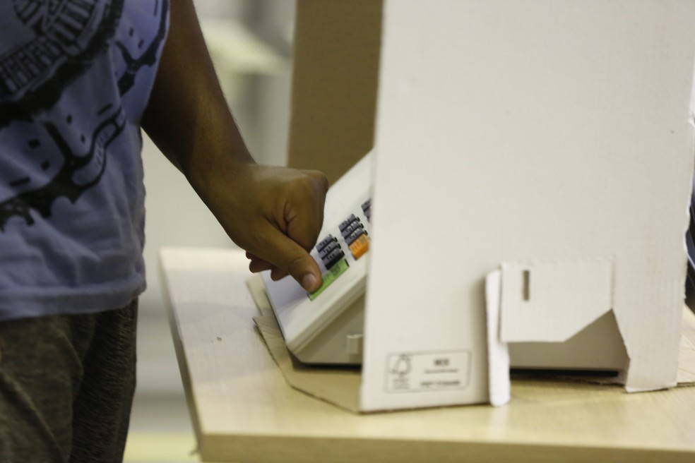 Eleitor vota em sess�o eleitoral em 2022 - Foto: Custodio Coimbra