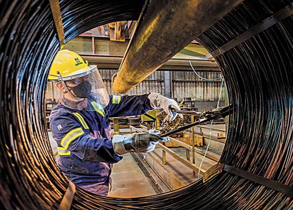 Operário trabalha em unidade da Gerdau — Foto: Divulgação