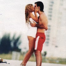 Shakira com o então namorado Antonio de la Rúa, em 2000 — Foto: Divulgação