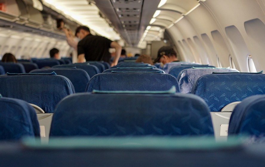 Segundo médico, ar seco da cabine de avião acelera desidratação, que pode agravar a sensação de falta de ar