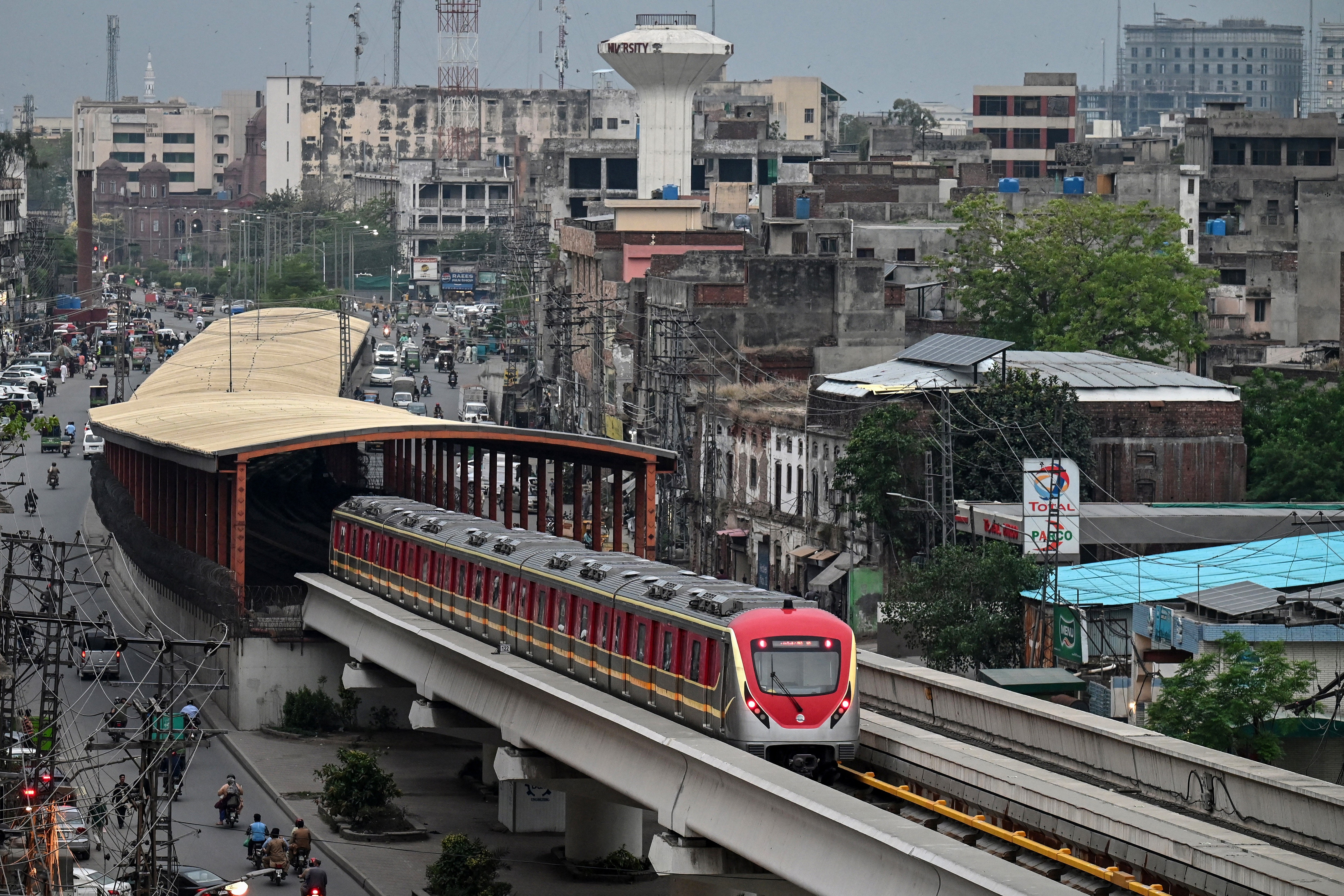 Paquistão anuncia transporte público gratuito em meio à crise energética devido à guerra no Oriente Médio