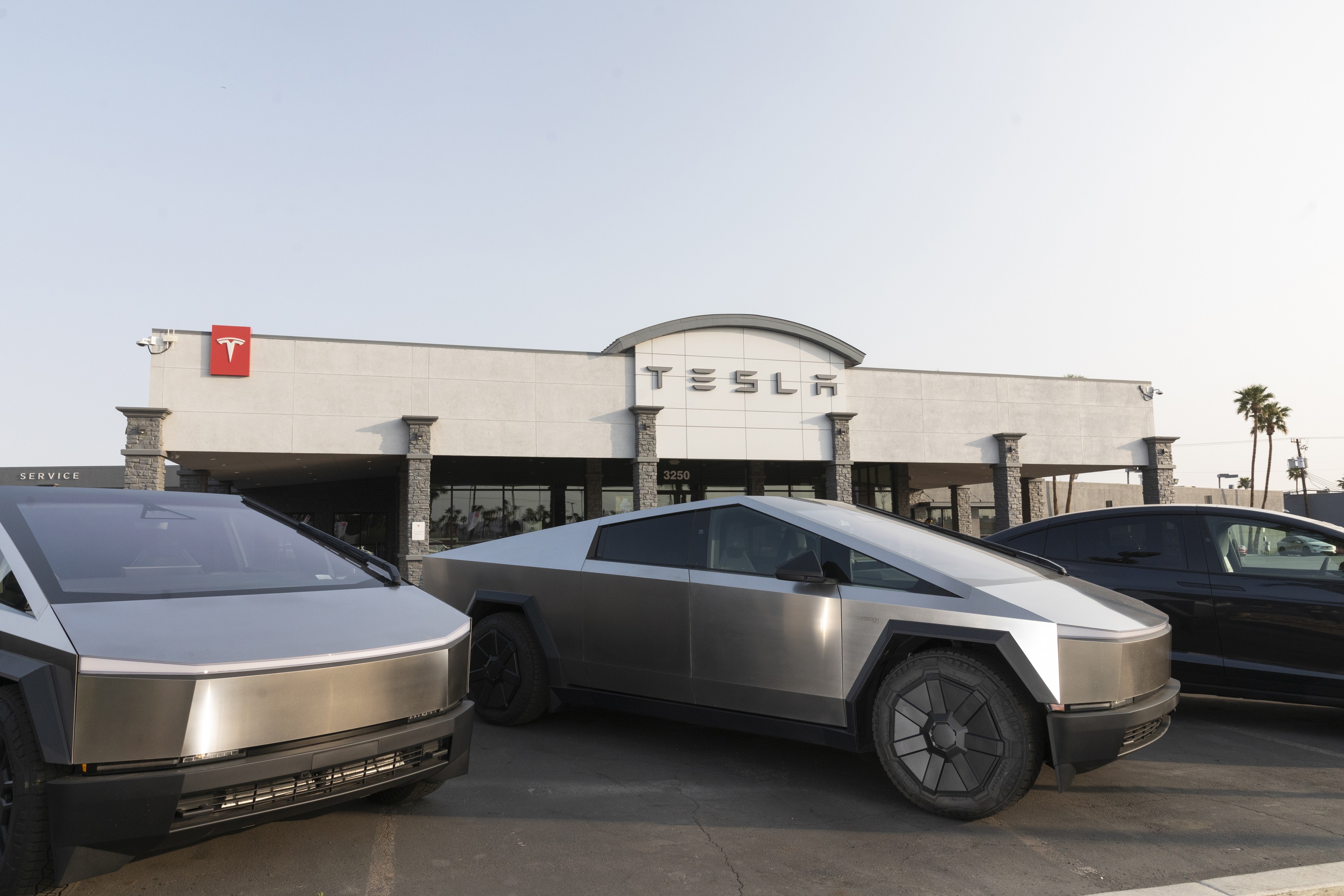 Lucro da Tesla tomba 44% no 3º trimestre, enquanto Musk investe em IA e robôs