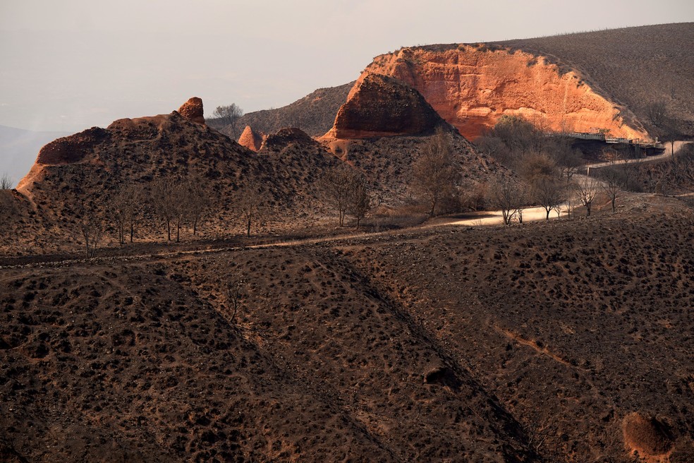 Antiga área de mineração romana de Las Medulas, na Espanha, após ser devastada pelo fogo — Foto: CESAR MANSO / AFP