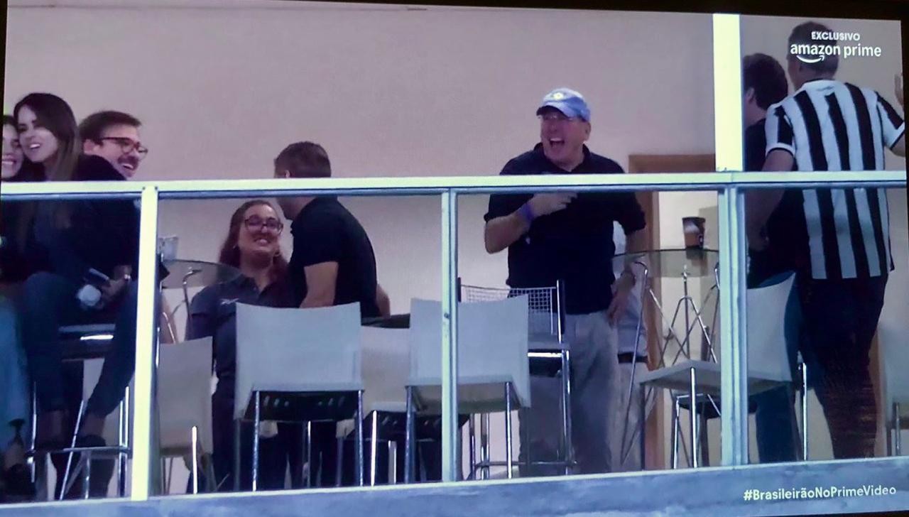 Presente no Mané Garrincha, John Textor festeja gols do Botafogo com torcedores