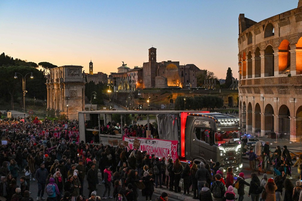 Milhares de pessoas foram às ruas protestar pelo fim da violência de gênero em Roma — Foto: Alberto Pizzoli/AFP