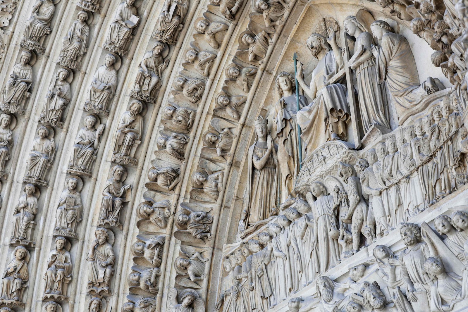 Arte sacra na parte externa de Notre-Dame — Foto: STEPHANE DE SAKUTIN / POOL / AFP
