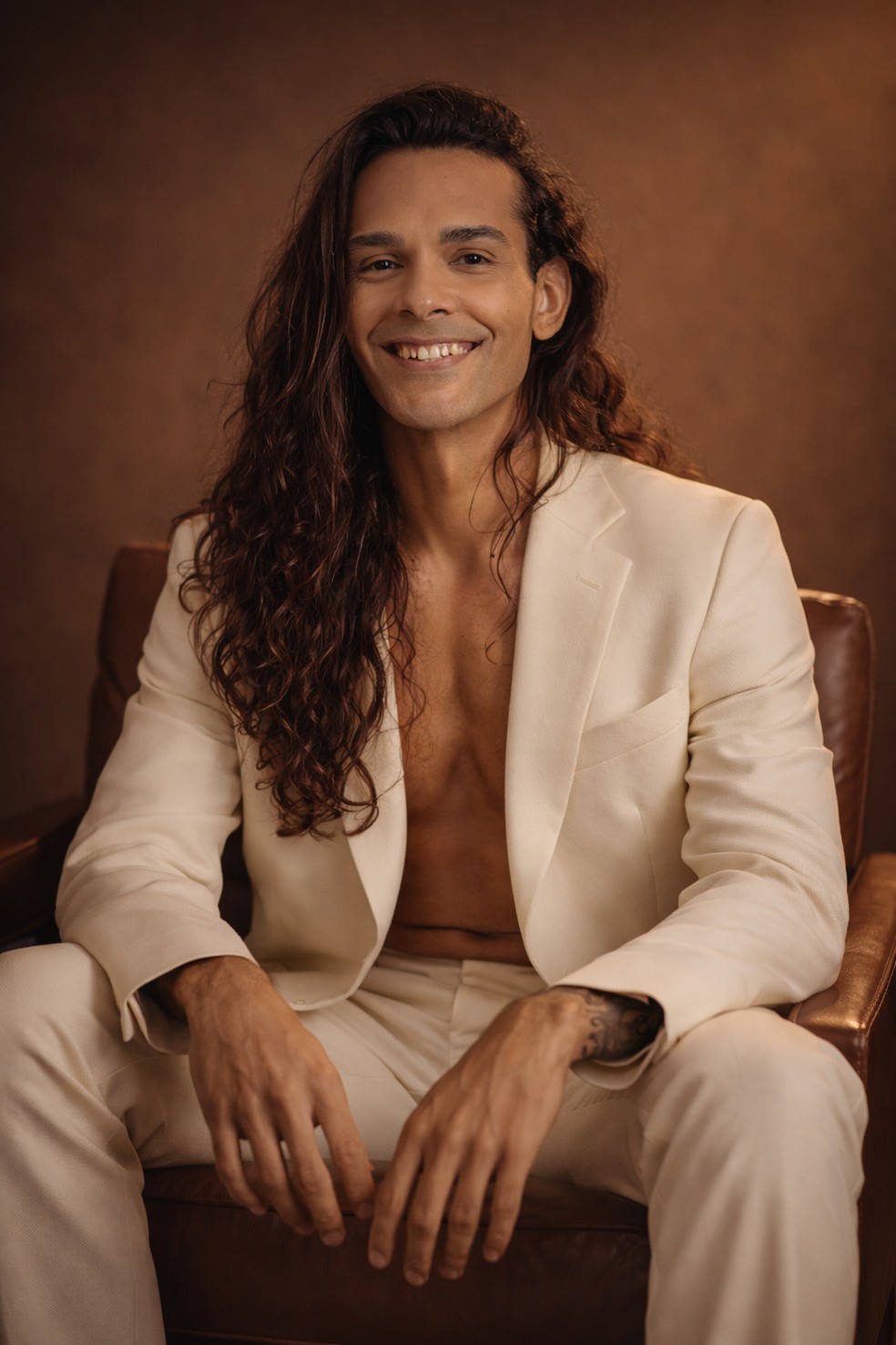 Thiago Pach canta Emílio Santiago — Foto: Divulgação