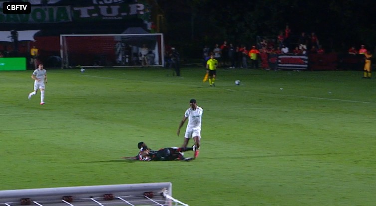 CBF divulga áudios do VAR de lances polêmicos em Vitória x Palmeiras; assista - QTU Questões do Universo
