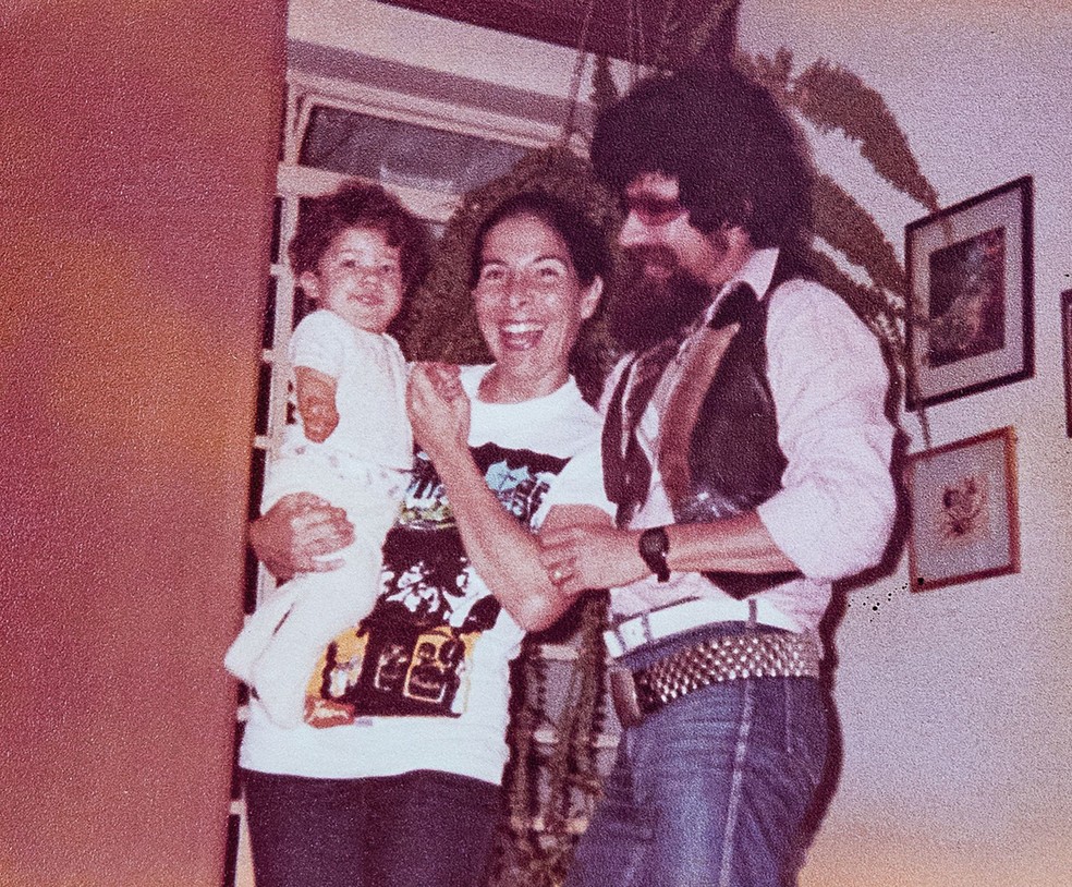 Raul Seixas com a ex-esposa, Kika Seixas, e a filha, Vivian — Foto: Reprodução