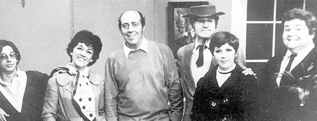 O elenco do humorístico "A família Trapo", da década de 1960, no qual Jô Soares interpretava o mordomo Gordon  — Foto: Reprodução