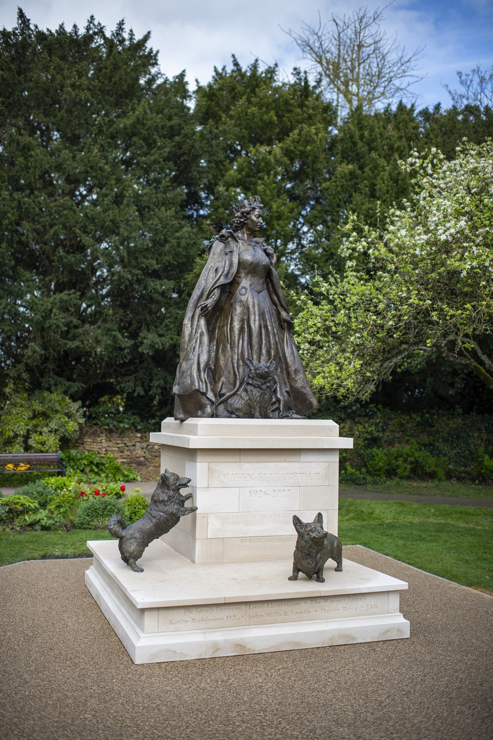 Memorial da Rainha Elizabeth II inaugurado nos jardins da biblioteca de Oakham, na Inglaterra — Foto: Joshua Bright/The New York Times