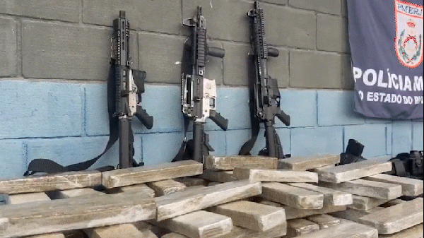 Os fuzis e as drogas apreendidos no Complexo da Maré — Foto: Polícia Militar/Divulgação