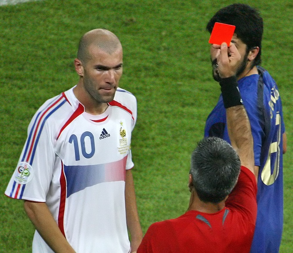 Zidane foi expulso na final de 2006 — Foto: AFP PHOTO/JOHN MACDOUGALL