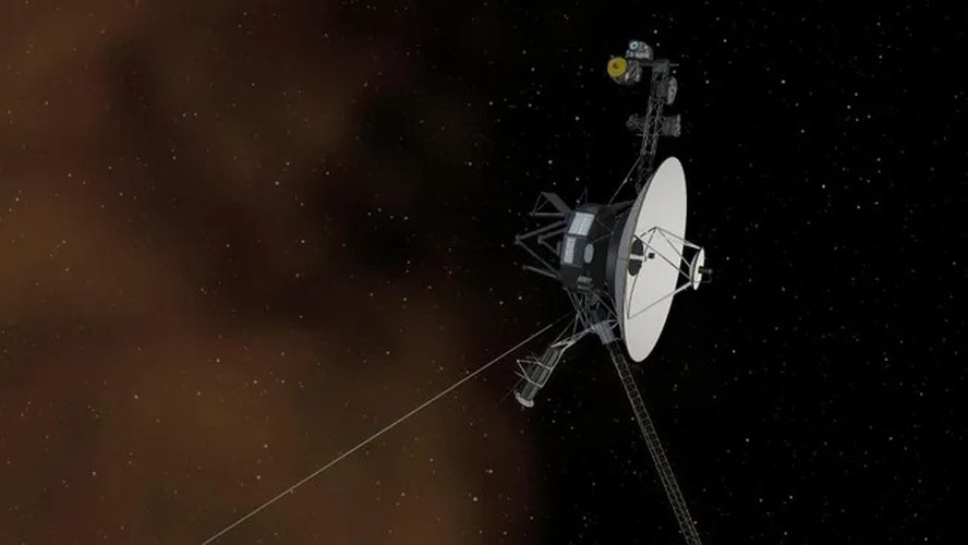 Voyager 1, lançada em setembro de 1977, atua explorando os confins do sistema solar
