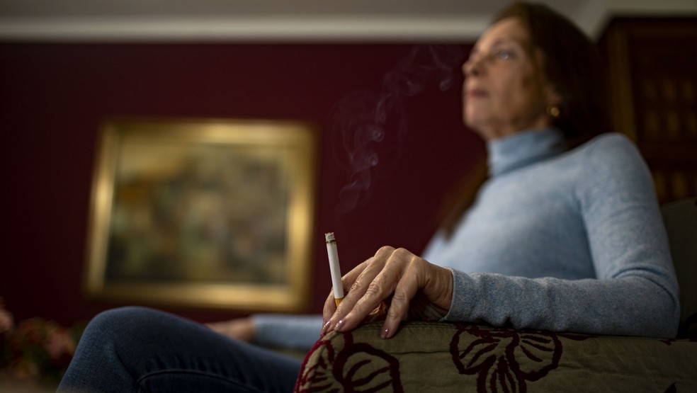 Nádia Ferreira fuma um maço por dia, o que lhe custa R$ 490 por mês. Ela teme pagar ainda mais: “Estamos falando de vício, inclui dependência física e emocional” — Foto: Edilson Dantas/Agência O Globo