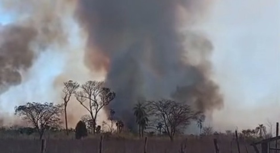 Incêndio no bairro Ribeirão Verde — Foto: Reprodução