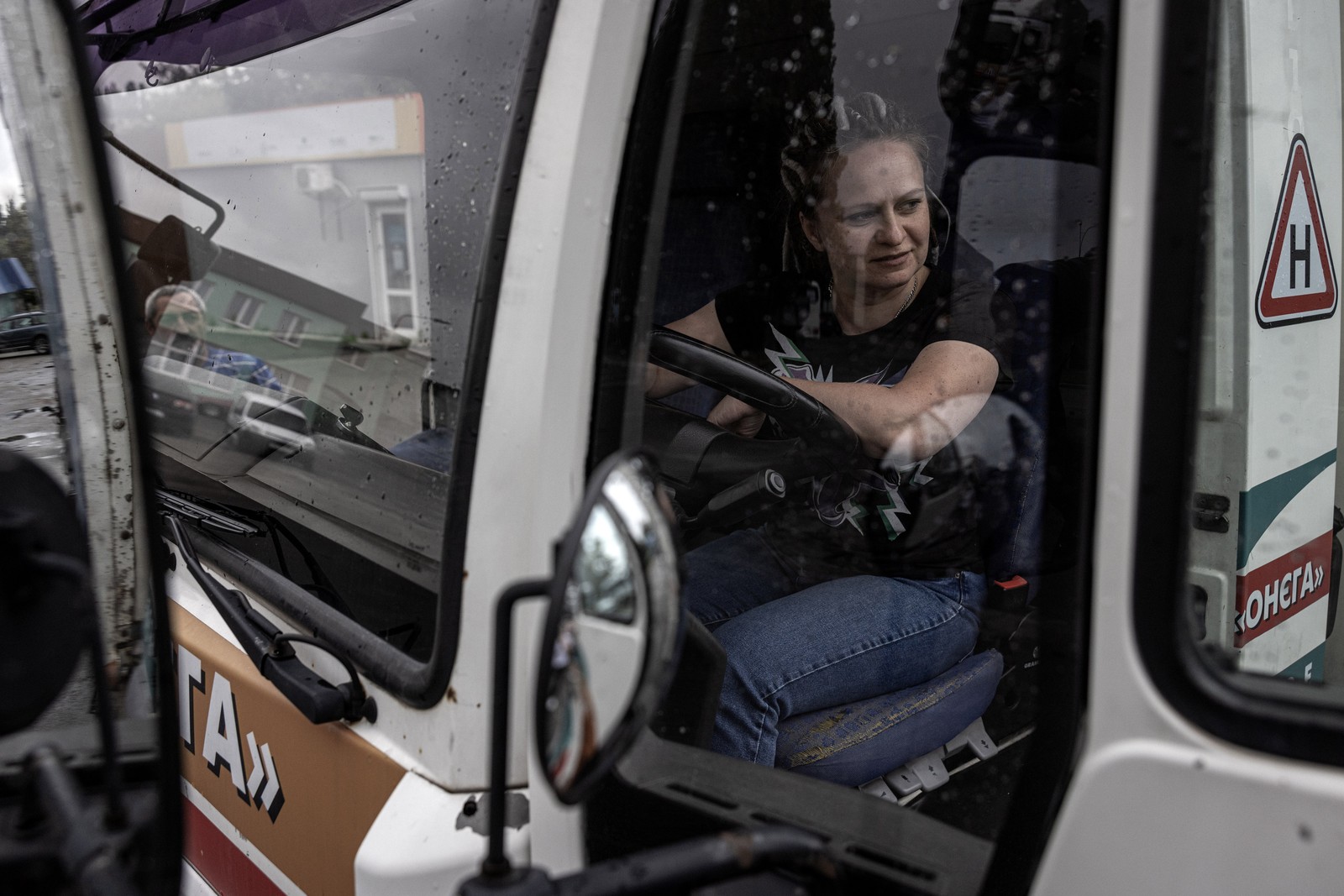 Olena Richko recebe aulas para se tornar motorista de caminhão, em Kiev, capital da Ucrânia — Foto: Finbarr O'Reilly/The New York Times
