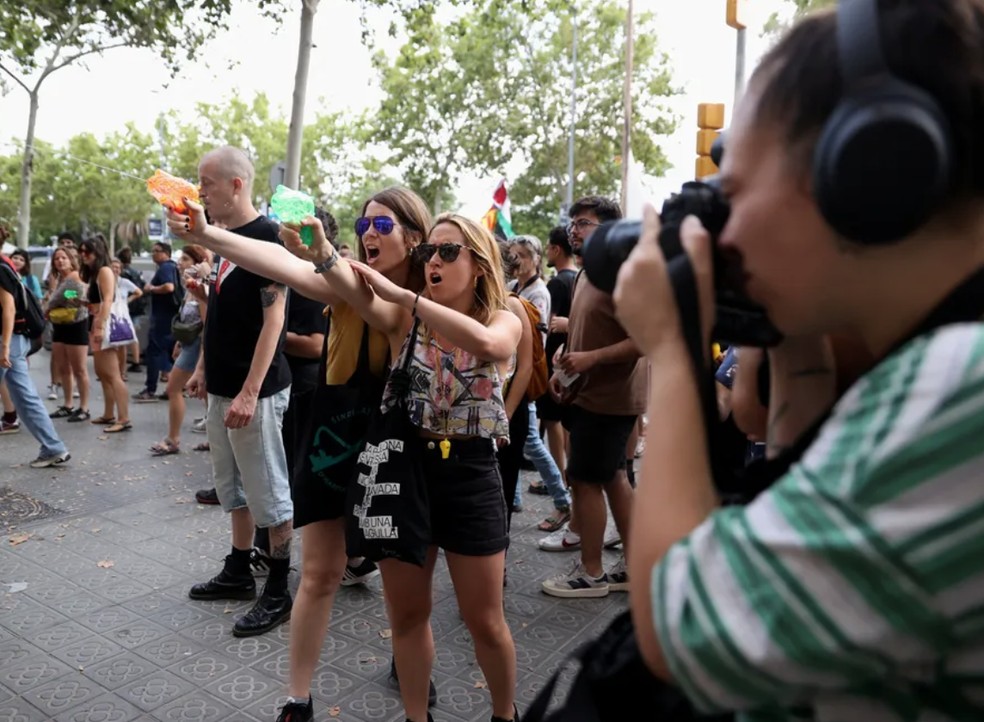 Com pistolas d'água, espanholas atacam turistas em restaurante de Barcelona — Foto: Getty para a BBC
