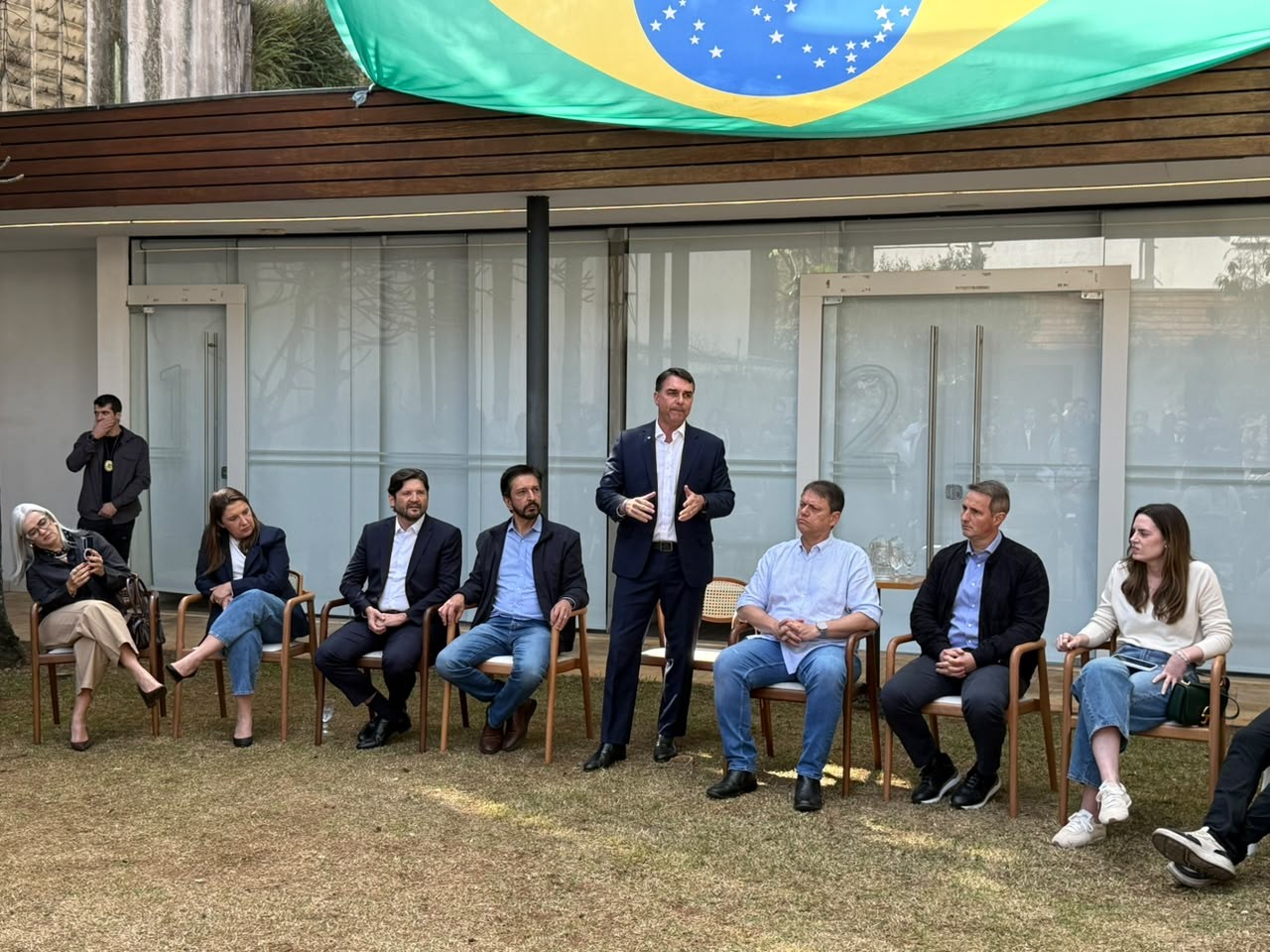 Flávio Bolsonaro vai apostar em atos na periferia na tentativa de 