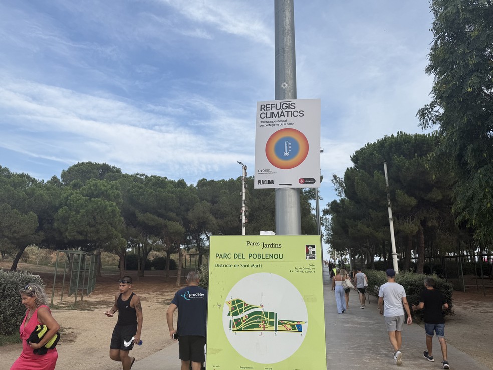 placa indicando aintrentização deum recúgiogio cimáticoem barcelona - foto:priscila carvalho