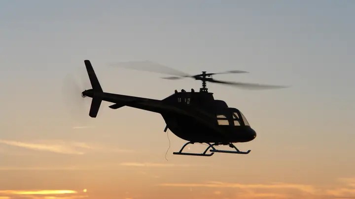 Helicóptero da Marinha britânica cai em área rural da Inglaterra
