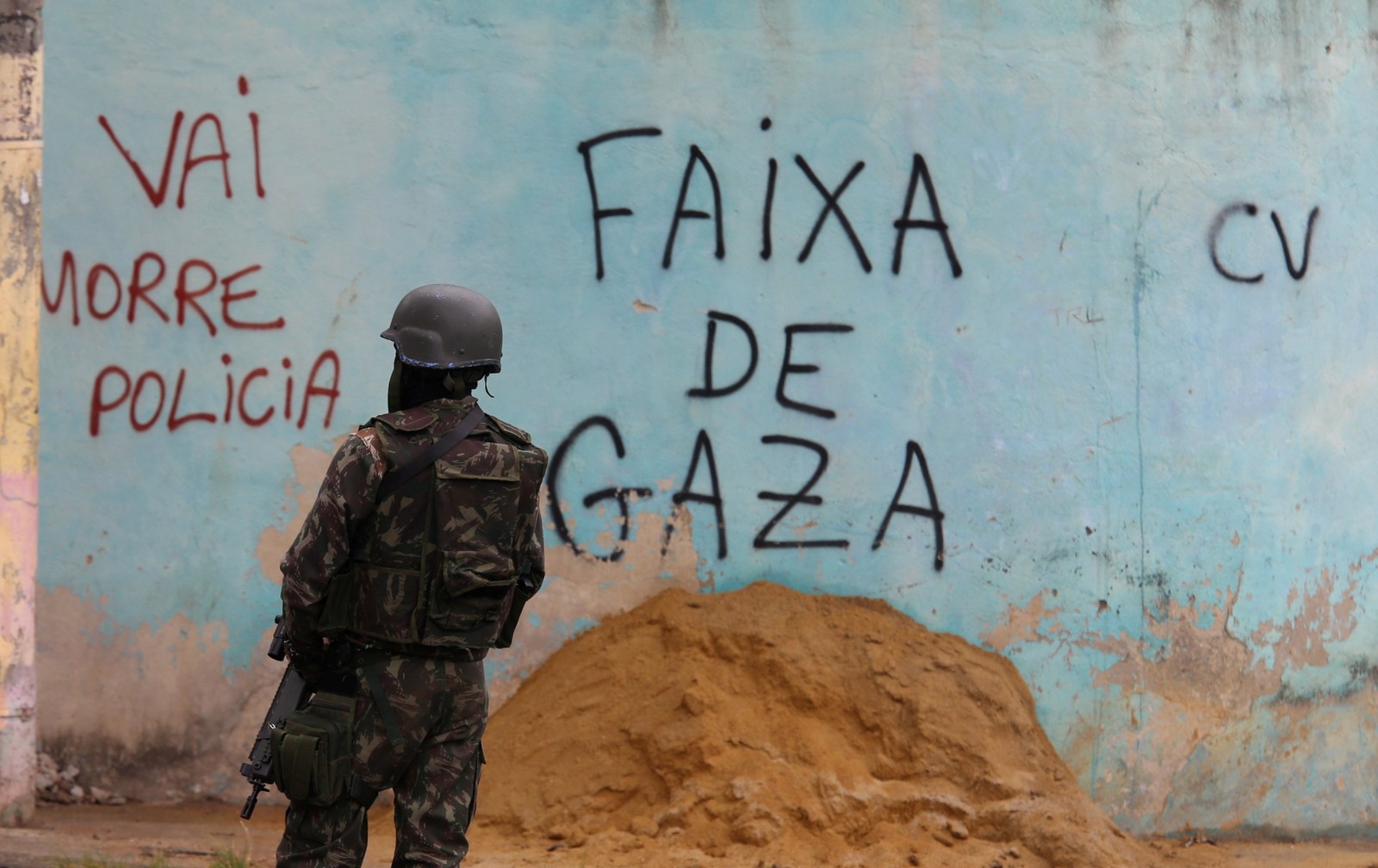 Um militar do Exército na Vila Kennedy — Foto: Fabiano Rocha / Agência O Globo
