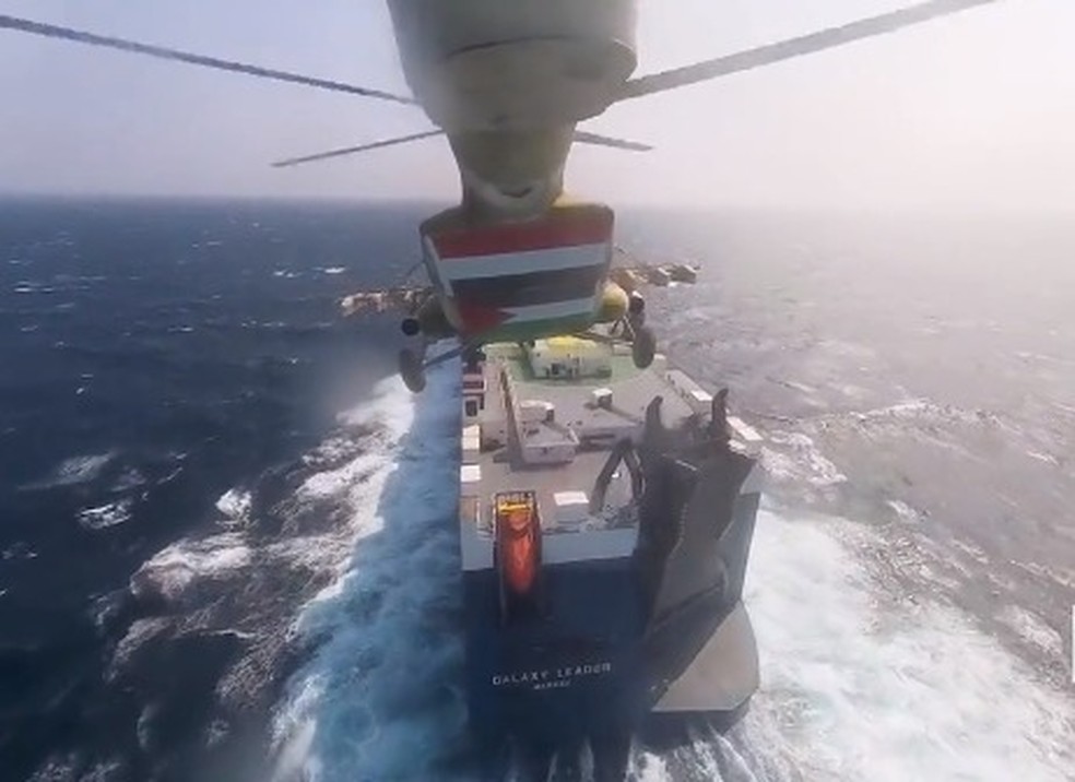 Vídeo mostra momento de abordagem de navio cargueiro por rebeldes houthis — Foto: Reprodução