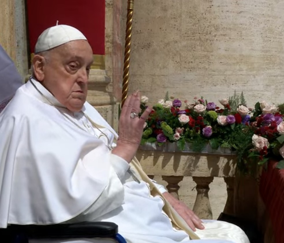 Papa Francisco saúda fiéis da sacada da Basílica de São Pedro — Foto: Reprodução de vídeo