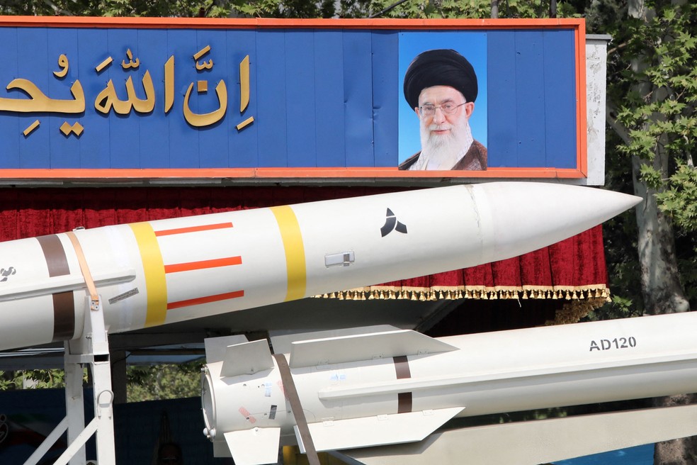Caminhão militar iraniano transporta partes de um míssil Sayad 4-B que passa por um retrato do líder supremo do Irã, o aiatolá Ali Khamenei, durante um desfile militar — Foto: Atta Kenare / AFP