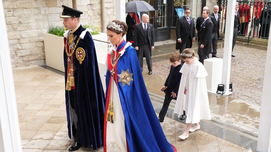 Kate Middleton escolhe vestido longo branco sob manto tradicional azul para Coroação de Charles