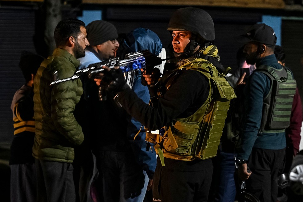 Militares do Exército Indiano fazem guarda após ataque. — Foto: TAUSEEF MUSTAFA / AFP