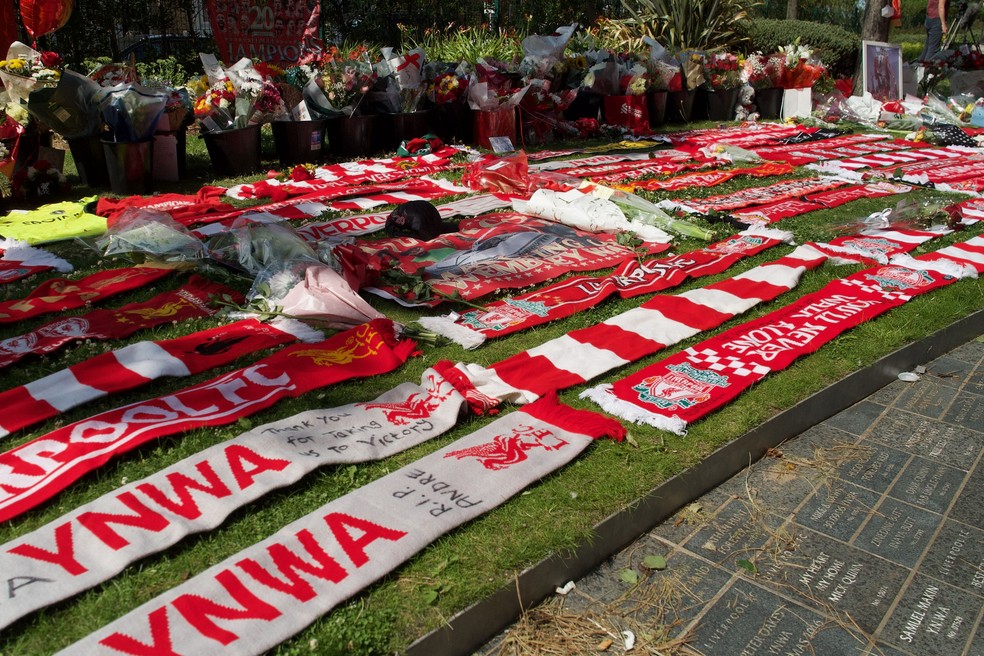 Torcida do Liverpool presta homenagens a Diogo Jota nos arredores de Anfield Road — Foto: Paul BARKER / AFP